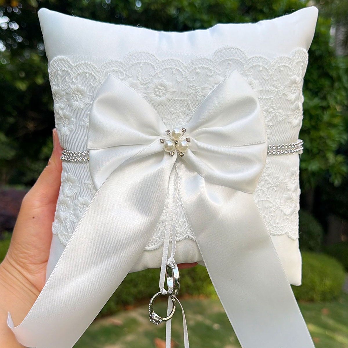 Weißes Spitzen-Ringkissen mit  – Ring Bearer Pillow Bewertung und Preis