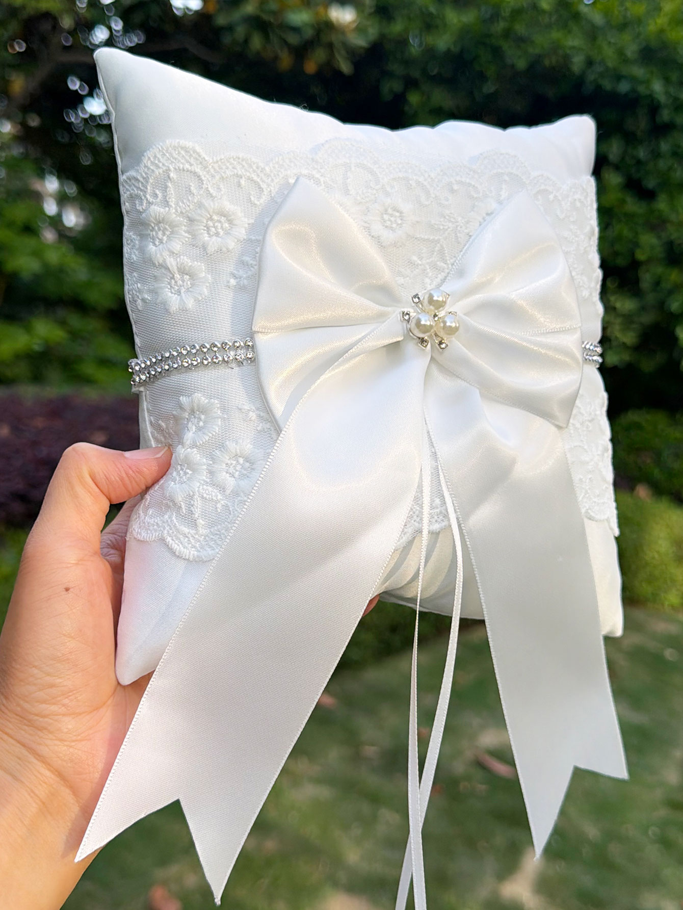 Weißes Spitzen-Ringkissen mit  – Ring Bearer Pillow Bewertung und Preis